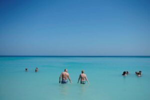 Lee más sobre el artículo Cuba abre la mayor parte del país al turismo al entrar en «nueva normalidad»