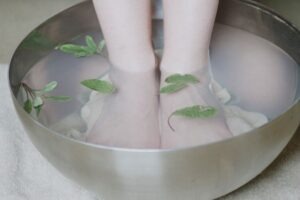 Lee más sobre el artículo Esto es lo que un baño de pies con vinagre puede hacer por ti