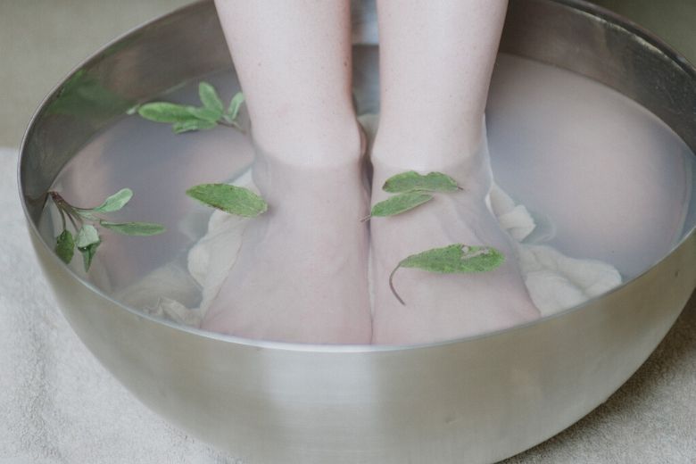En este momento estás viendo Esto es lo que un baño de pies con vinagre puede hacer por ti