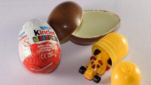 Lee más sobre el artículo CASOS EN EUROPA, EEUU Y ARGENTINA: Tras retirar lotes de «huevos Kinder» con salmonella, cerró la fábrica belga de Ferrero