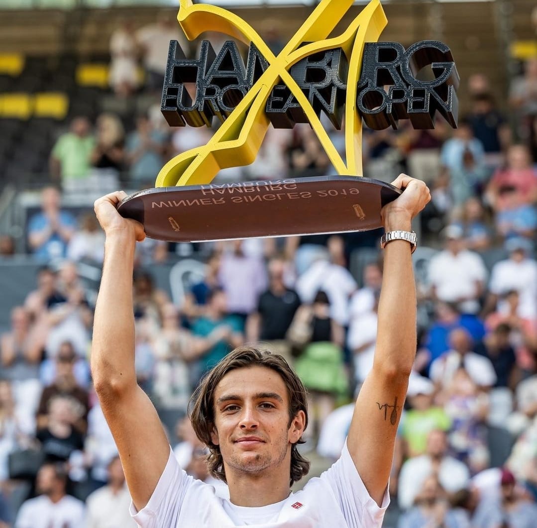 En este momento estás viendo titulo Lorenzo Musetti gana su primer ATP en Hamburgo