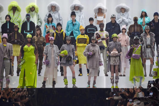 En este momento estás viendo Fendi inaugura la Semana de la Moda de Nueva York celebrando su bolso «Baguette»
