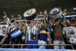 Lee más sobre el artículo La misteriosa llegada de los barras argentinos al Mundial